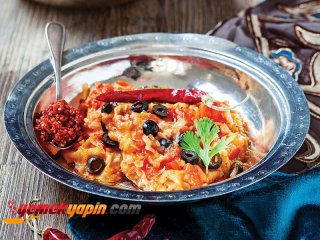 Harissa Soslu ve Siyah Zeytinli Balık 