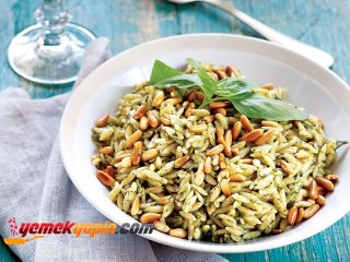 Pesto Soslu ve Çam Fıstıklı Arpa Şehriye Pilavı Tarifi, Nasıl Yapılır?